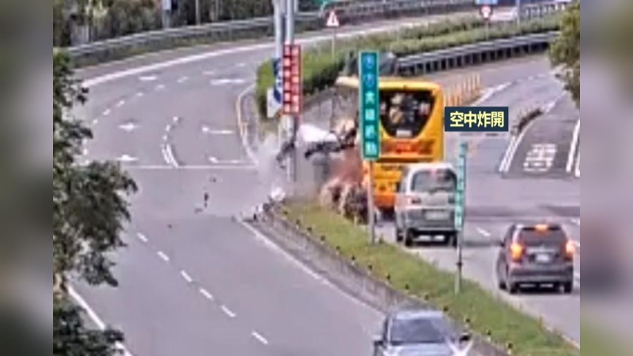撞分隔島再撞遊覽車　台9線休旅車引擎噴飛