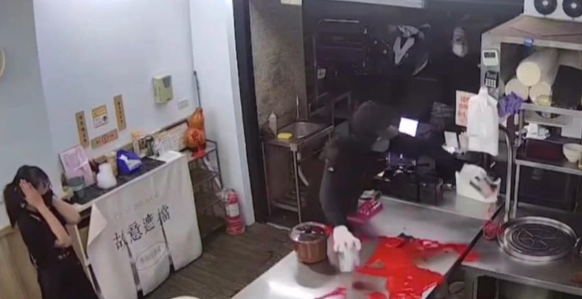 小吃店深夜遭潑紅漆 闆娘無助喊：治安怎麼了？