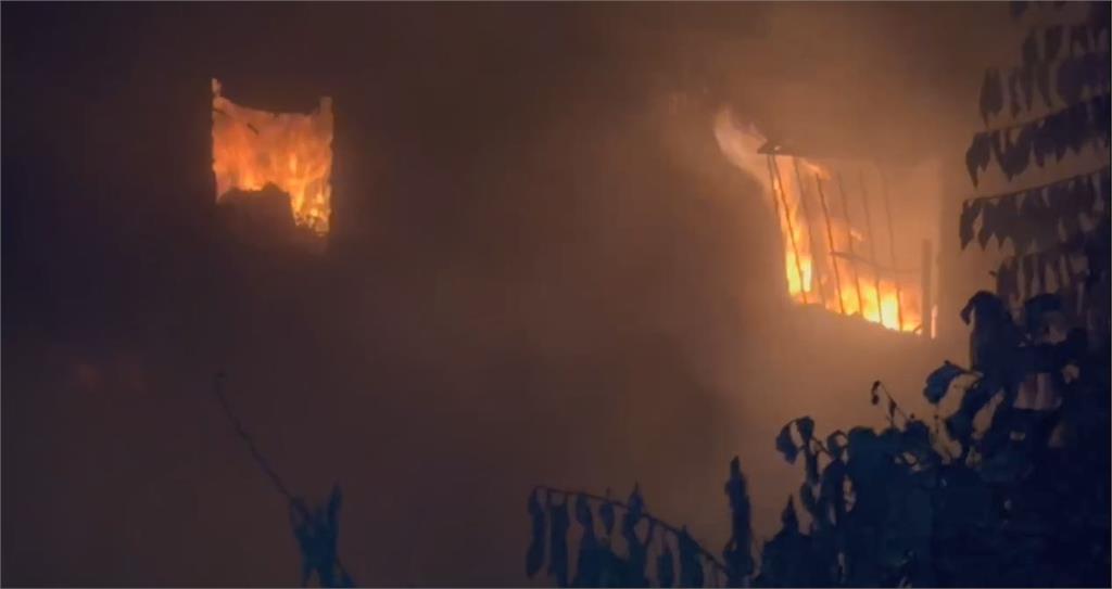 基隆和平街夜間大火　四棟連鐵皮民宅全面燃燒