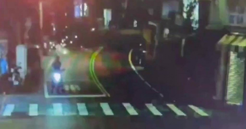 桃園火爆情侶街頭丟鞭炮洩憤　巨響嚇壞居民夜不安寧