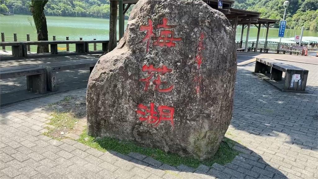 水怪現蹤？宜蘭梅花湖驚見「神秘黑影背鰭」　當地遊客、管理單位解答了！