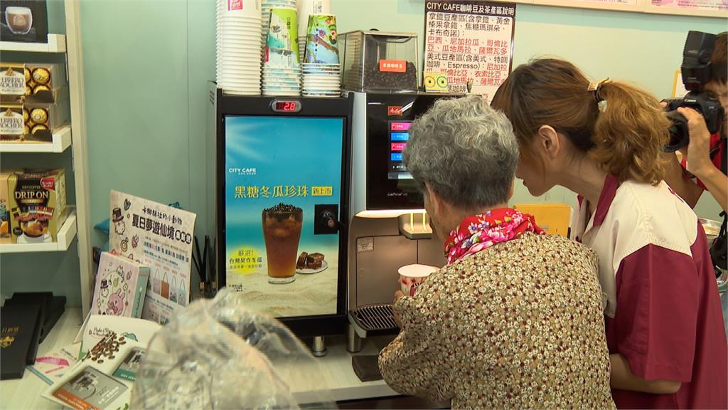 超高年級實習生！101歲阿嬤泡咖啡還會收銀