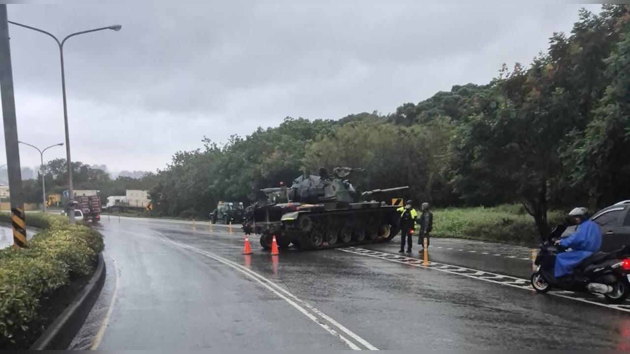 快新聞/驚!陸軍CM-11戰車執行任務「右履帶斷裂」 卡在路邊動彈不得
