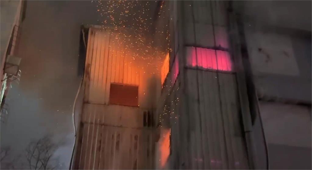 嘉義市倉庫大火！　火勢延燒街邊店面30多戶緊急逃生