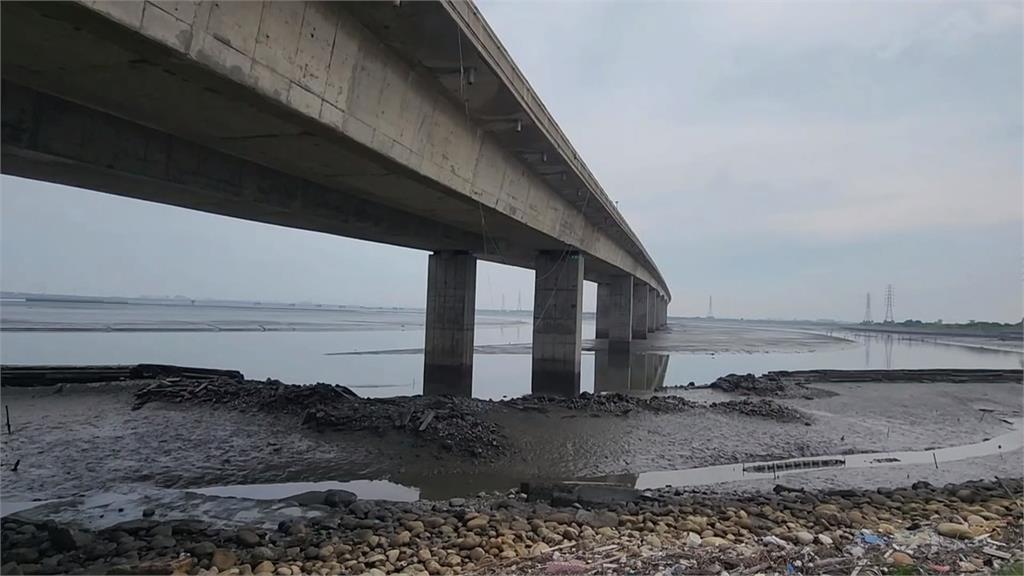 輪胎「投胎」？　砂石車疑輪軸斷裂　右前輪掉進海裡