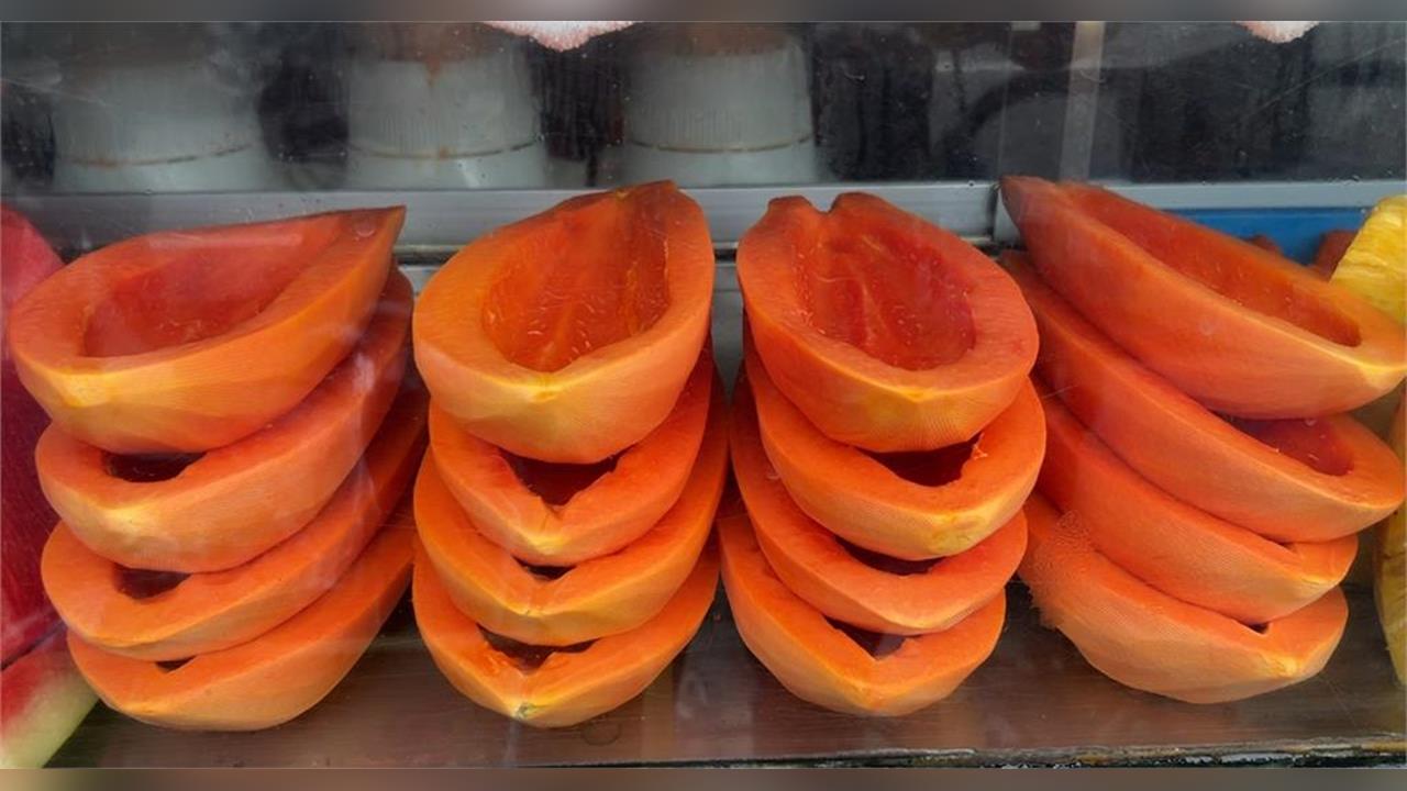 坊間流傳木瓜可豐胸、治關節炎？營養師揭「2迷思」吃多反傷肝腎！
