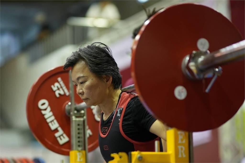 快新聞／阿嬤都比你強！62歲詹淑惠女士　奪4面<em>舉重</em>金牌