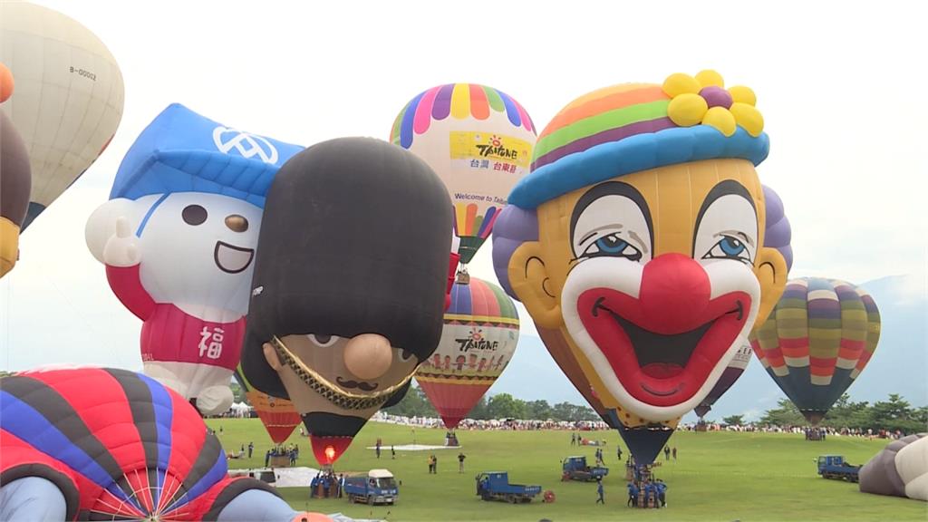 台東熱氣球節結合煙火 3萬民眾共賞光雕秀