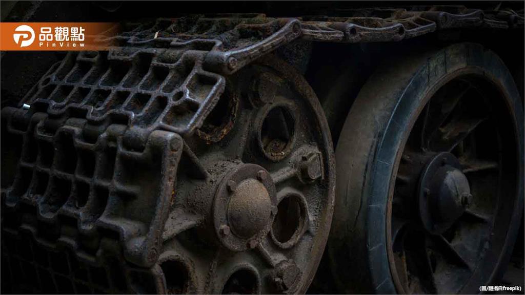 扯！陸軍「勇虎」戰車突噴零件！6名騎士閃不過慘摔