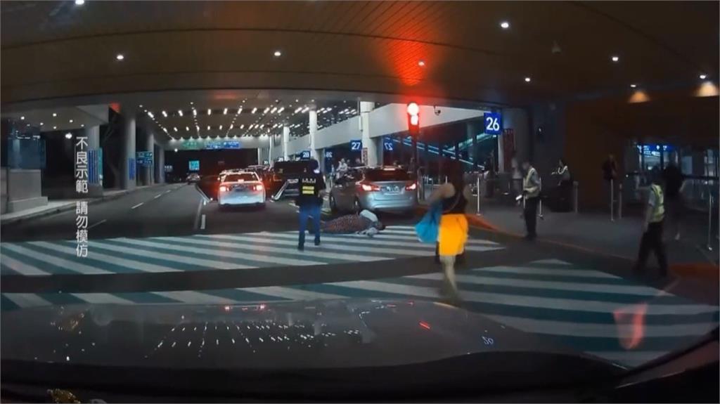 白牌車違規載客遭攔停逃逸　外籍旅客驚悚被甩出車受傷