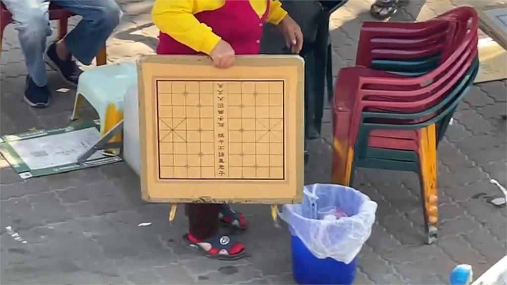 囂張！東港河堤公園光天化日聚眾賭博　遊客經過還被黑衣人關切？
