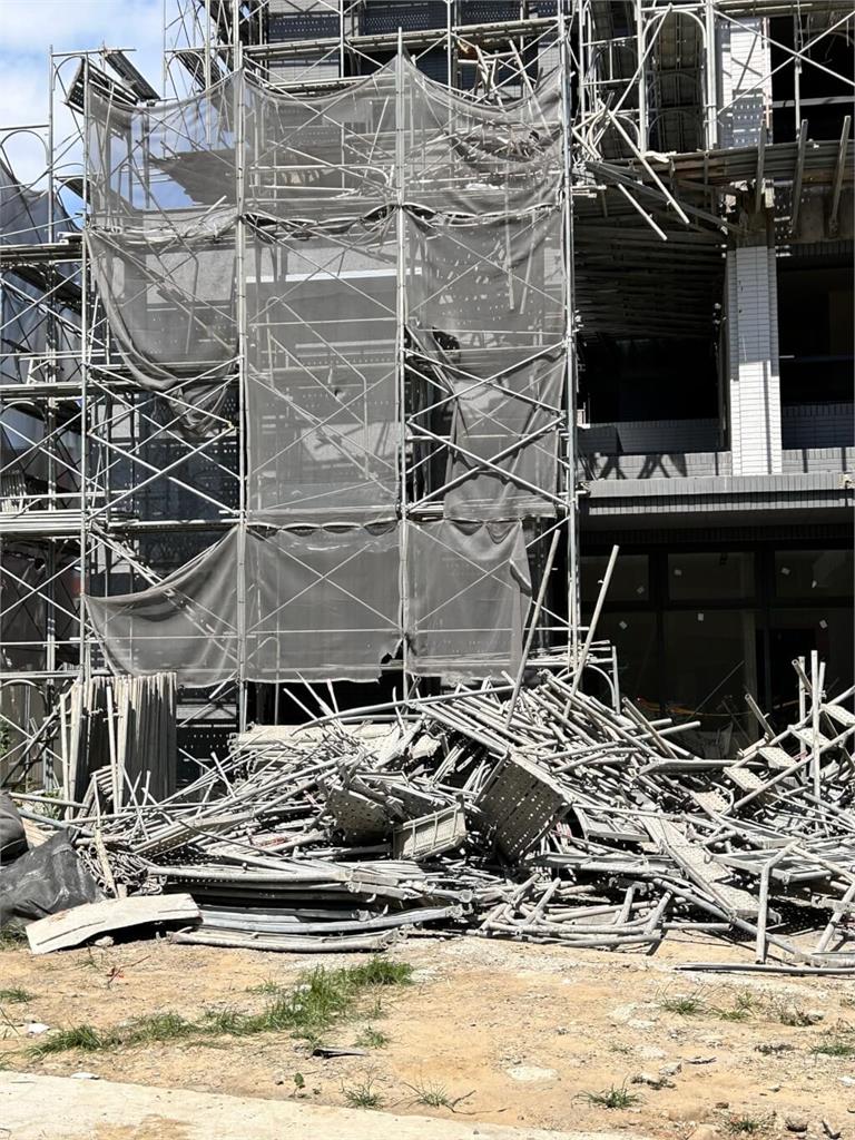 台中建案鷹架倒塌2死2傷　市府勒令停工開罰48萬元