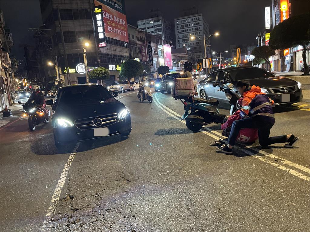 路樹才遭撞！桃園這路段又出事　轎車匯入撞翻外送員