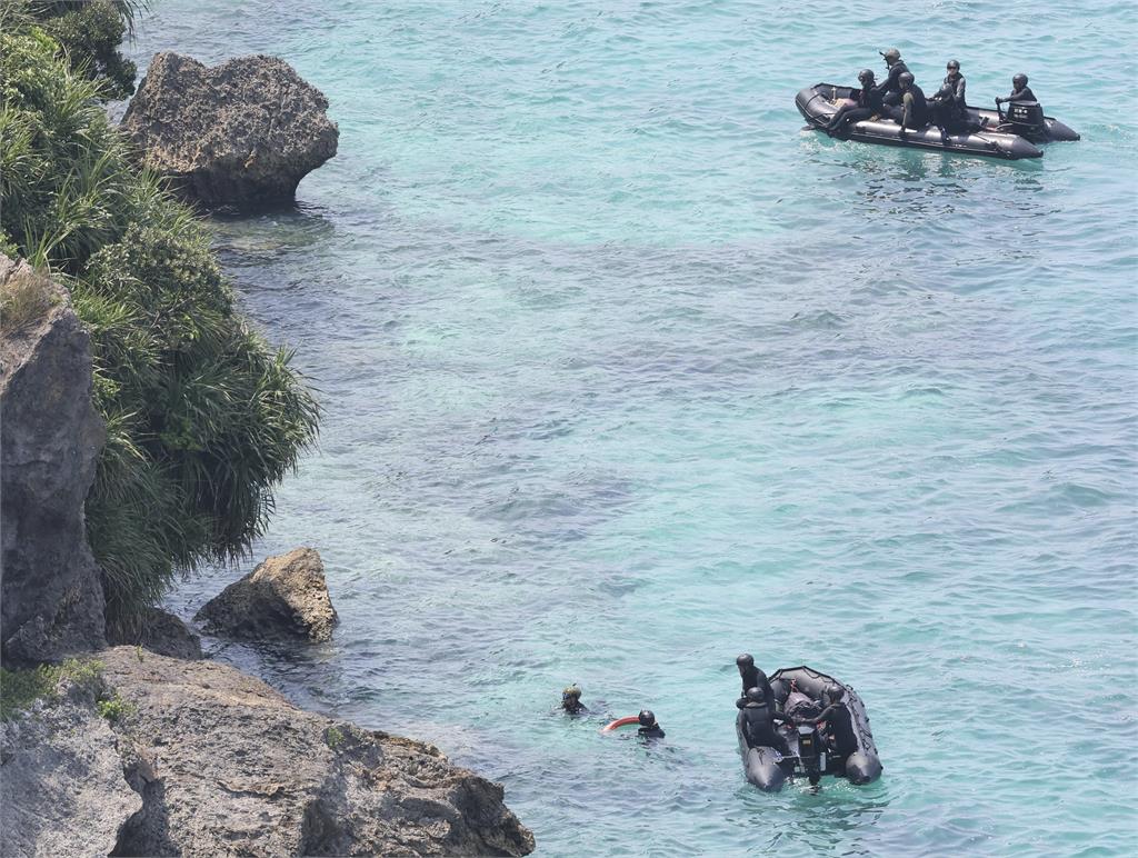 快新聞／日本黑鷹直升機墜海　尋獲疑似隊員形體「潛水員下水確認」