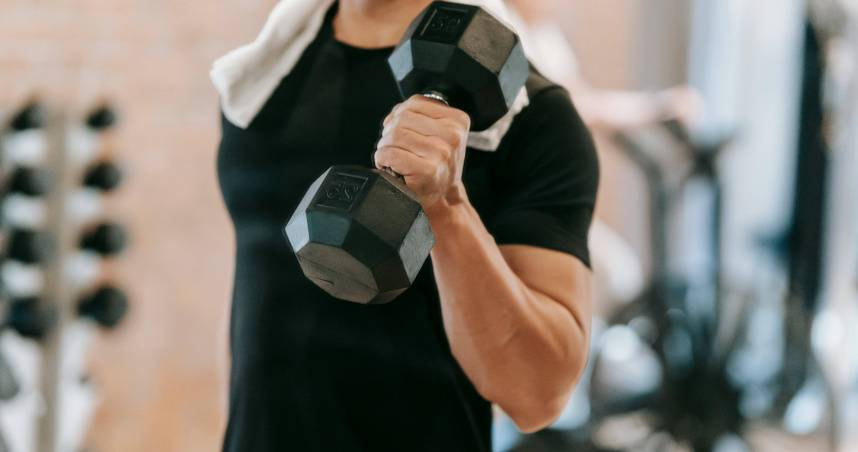 百公斤男運動甩肉50kg　狂噴汗飄臭味遭健身房退費趕人