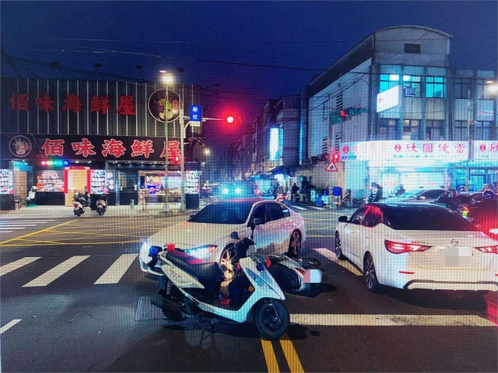 女騎士遇閃紅燈停讓車輛　遭自小客撞上多處擦挫傷