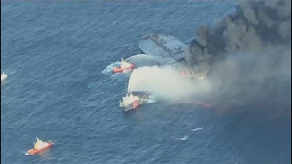 油輪斯里蘭卡外海起火 燒2天澆不熄恐釀生態浩劫