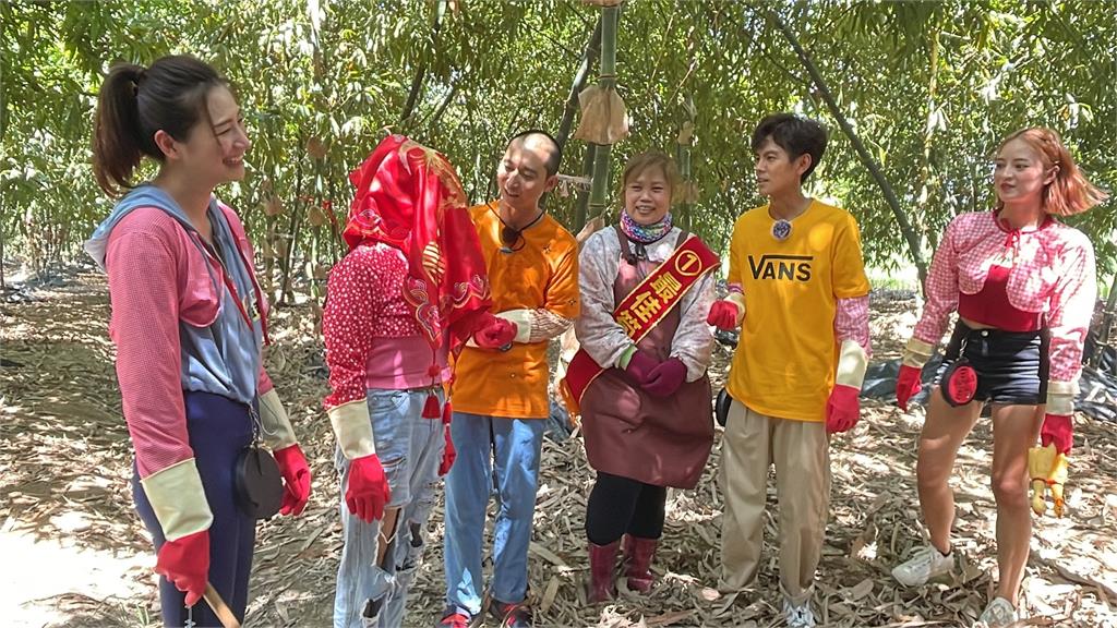 體驗筍農變成楊繡惠蓋上紅蓋頭找新郎！現場在地「所有男性正在逃跑」