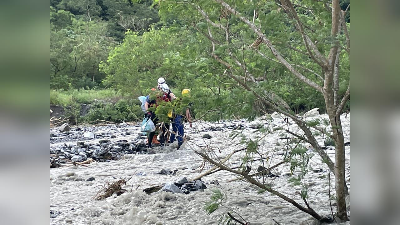 快新聞／驚險！蘇澳白米溪暴漲　警消攙扶受困民眾橫越湍急溪流