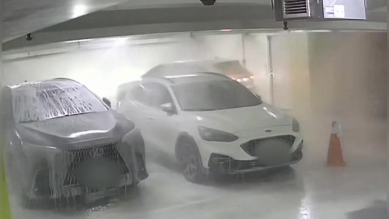 停車場變「洗車場」！　轎車撞消防設備　　天降白色泡沫