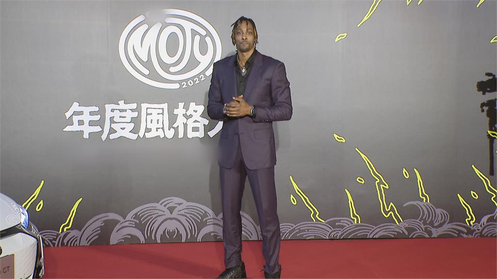 Dwight　Howard走紅毯　談新髮型稱「越推越越後面！好崩潰」