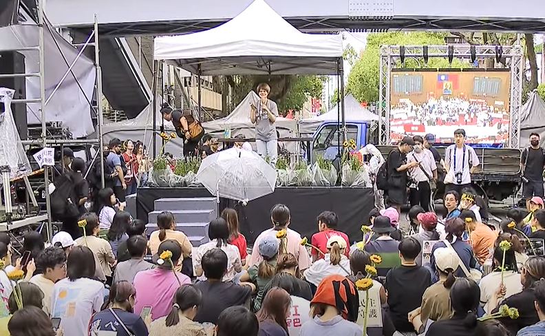 LIVE／大雨無法澆熄民眾集結　直擊立院外「抗議人數破萬」