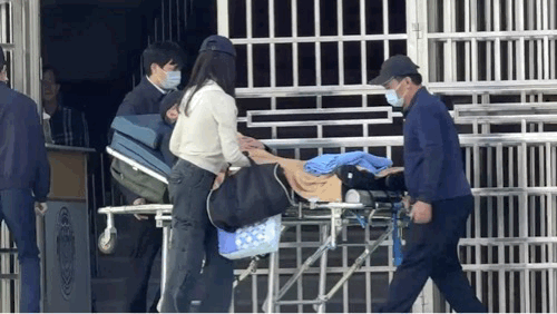 快新聞／籌到1200萬元交保金了！　林明佐躺擔架離開看守所畫面曝光