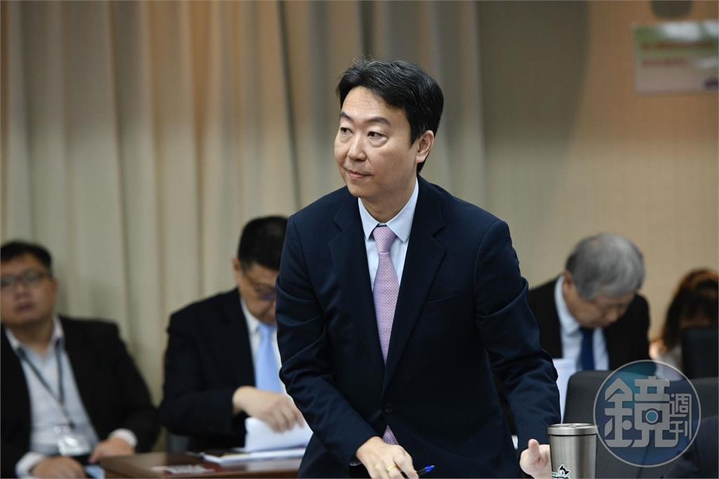乘客搶位互相潑水　交通部長：是否取消自由座尊重高鐵決定