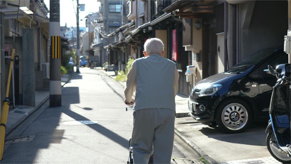 日本老翁為省「冷氣費」喪命家中！兒翻櫃驚見「3本發霉百萬存摺」秒心碎