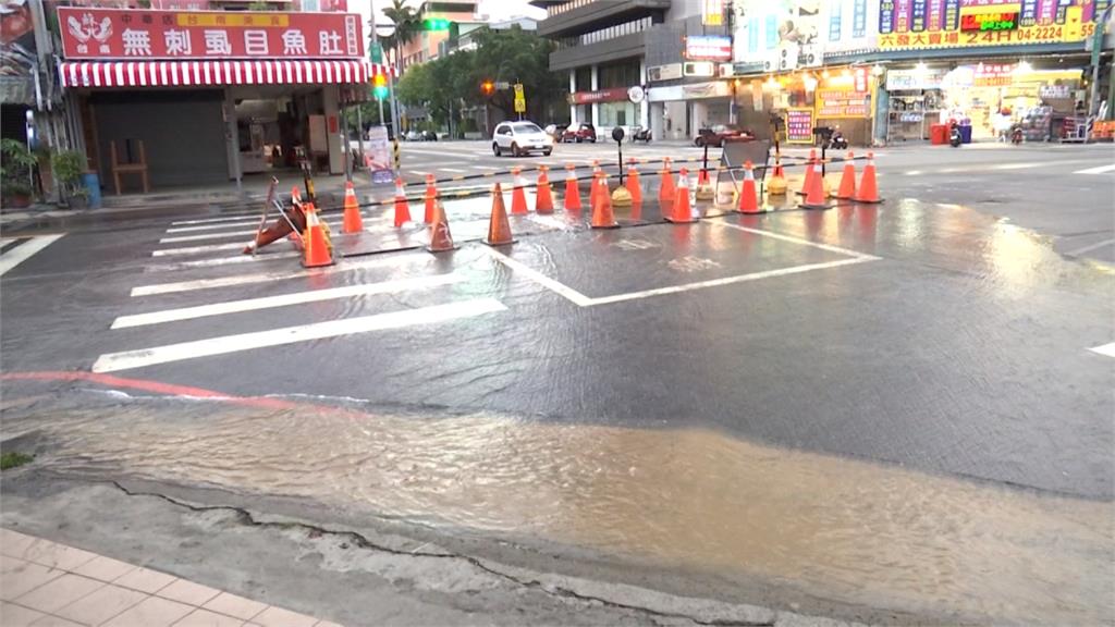 台中管線更換工程漏水　自來水淹路面