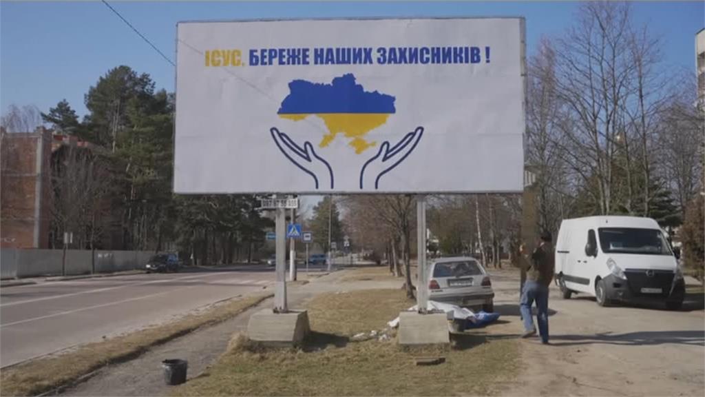 用自己的方式愛國！烏國人民在手臂刺青　廣告看板掛祈禱標語