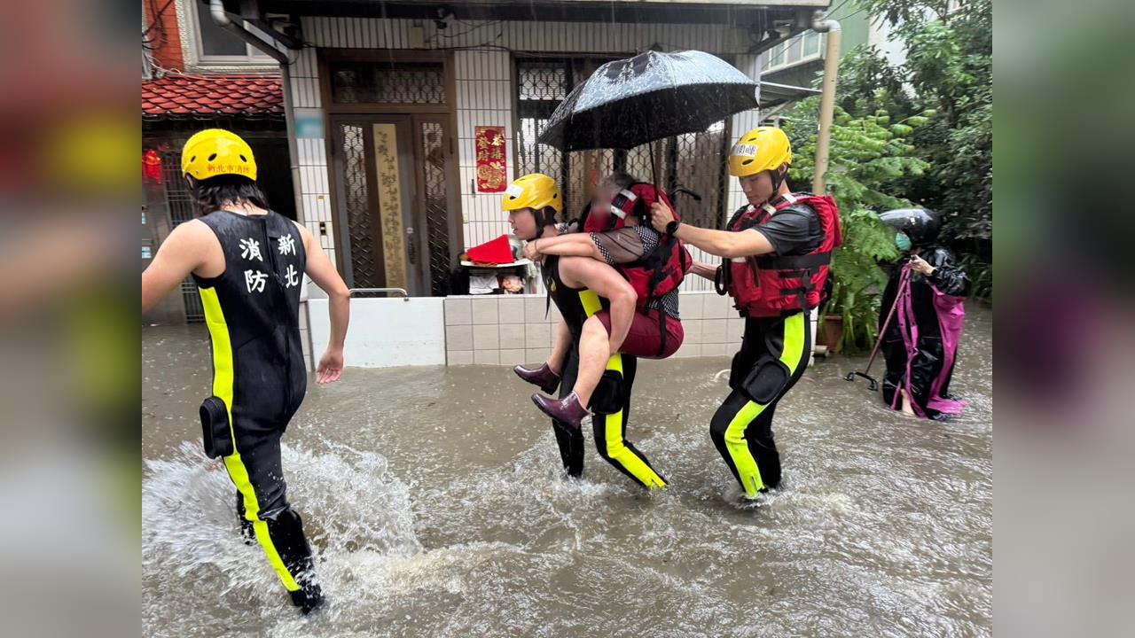 快新聞／大雷雨狂炸雙北！淡水積水50公分　7旬婦一度受困獲救