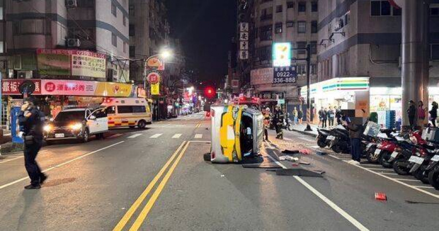 新北婦開賓士「衝出巷口」撞上直行小黃　計程車側翻躺路中央