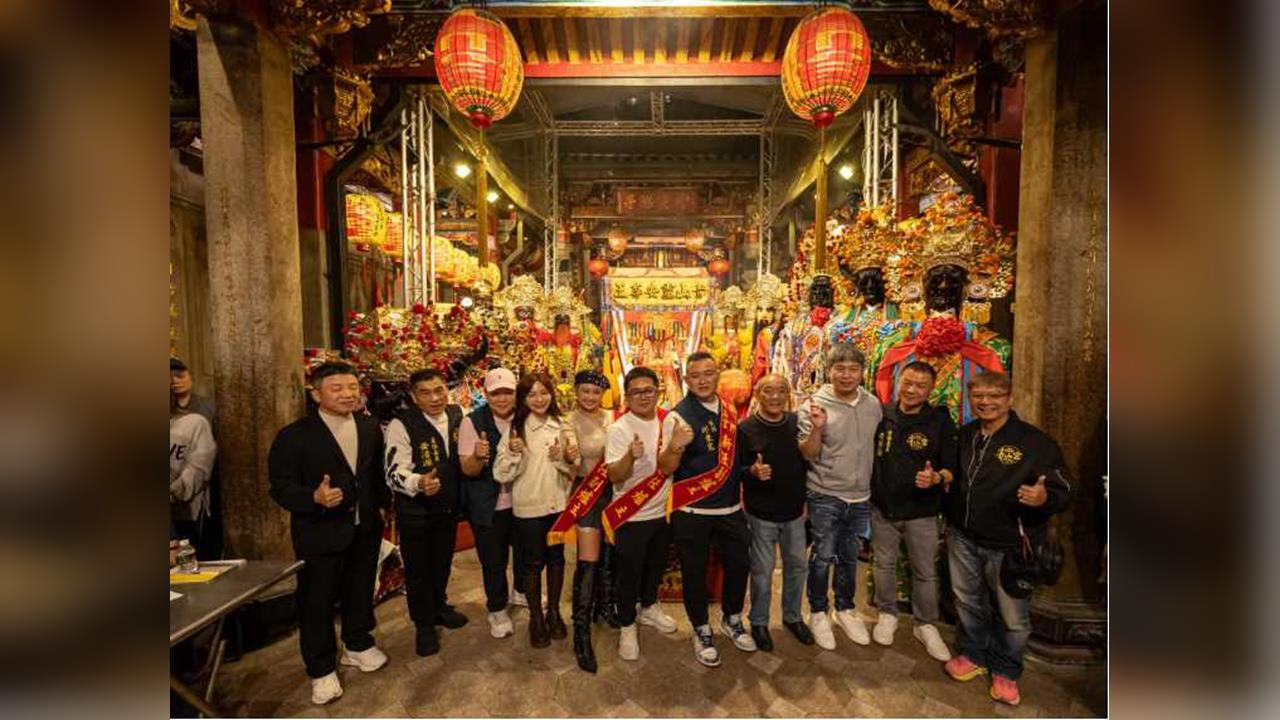 一歲娃勇奪爐主!青山宮擲爐主大典爆棚 全場喊破宮埕:嘴嘴杯!