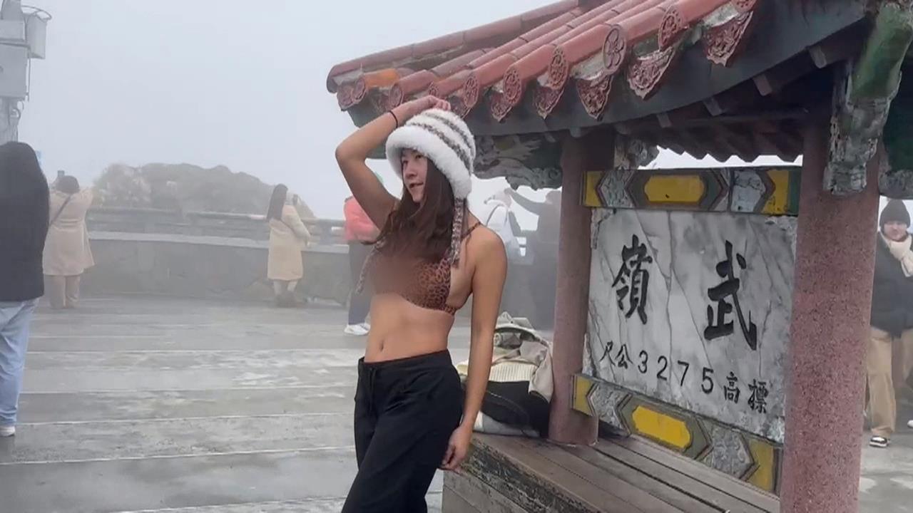 武嶺追雪遊客違規爬山壁被驅離　正妹比基尼秀身材！醫提醒有風險
