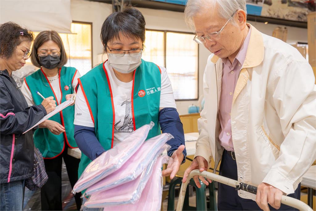 台灣人壽公益投入2023年近5.5萬人次受惠 關懷高齡弱勢 深耕綠背心志工DNA