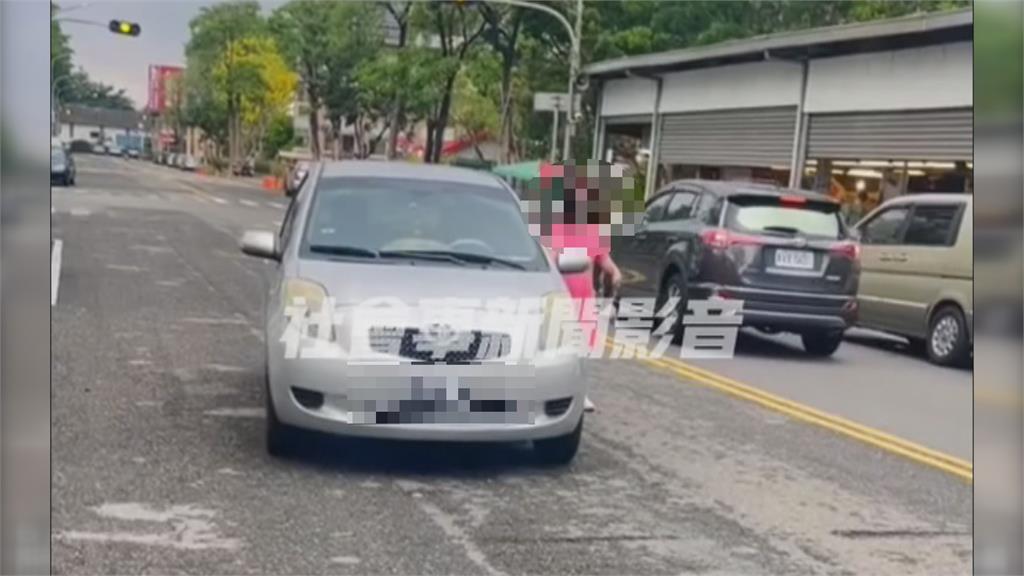 高雄這位婦人太誇張　車直接停路中央去買菜