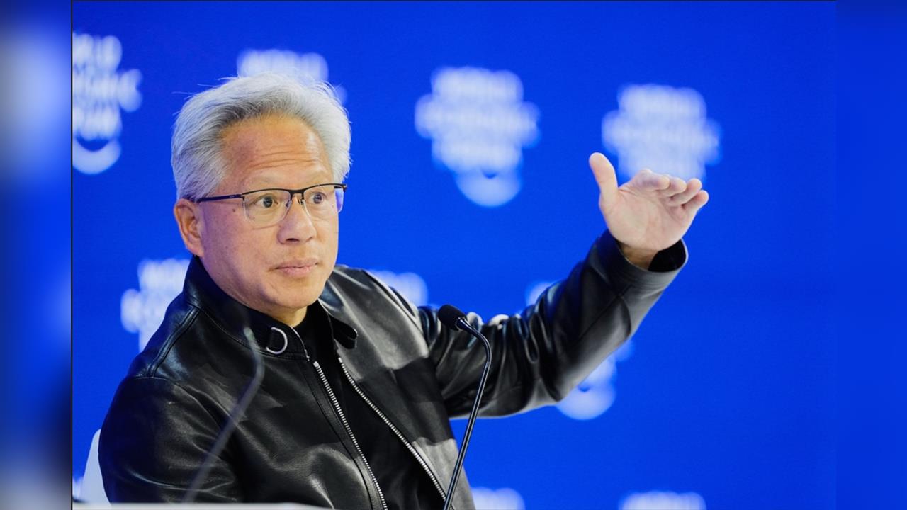 黃仁勳點名「3大職業」成AI時代黑馬！預言「做工的人」年薪將衝破300萬