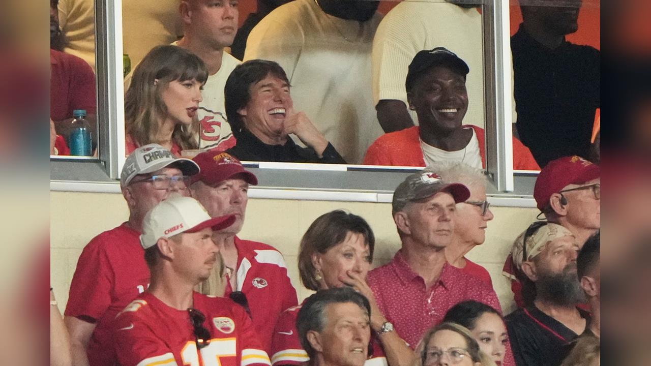 NFL(影)／酋長主場開幕戰有巨星烘托！泰勒絲婚後首度現身球場還有不老男神陪伴