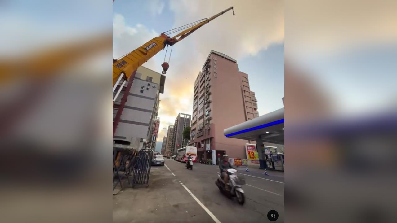 危險！高雄工地下班「吊臂未收」伸向馬路　工務局出手了