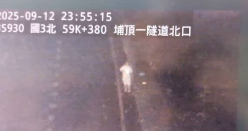 國道3號深夜車禍！駕駛自撞護欄逃逸　落跑畫面全被拍