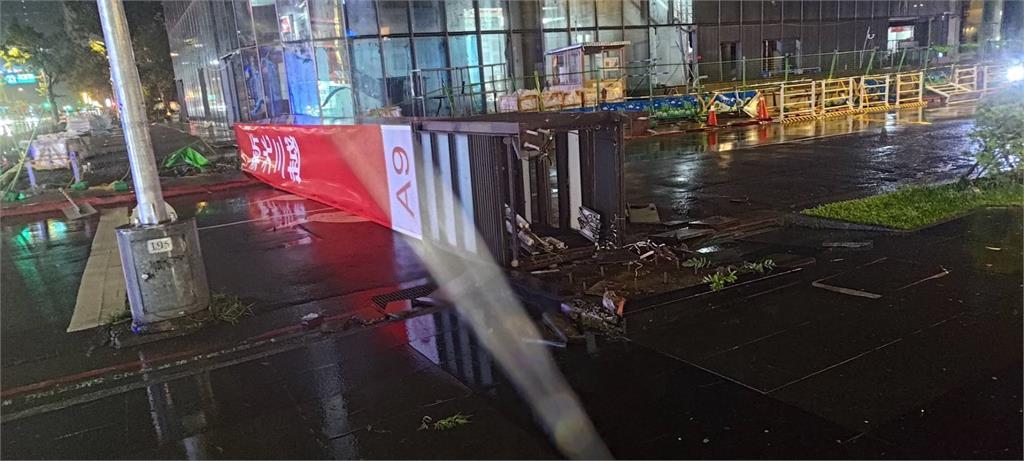 快新聞／康芮狂風吹不停！　北市立人國小圍牆碎裂、信義新光A9燈箱也倒了