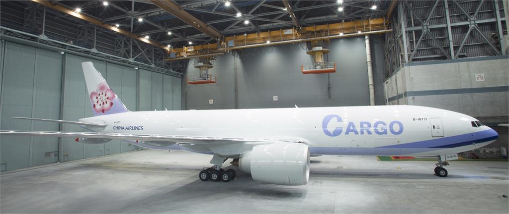 快新聞／機身出現台灣！ 華航777F機隊全新塗裝曝光 CARGO延續「紅梅揚姿」