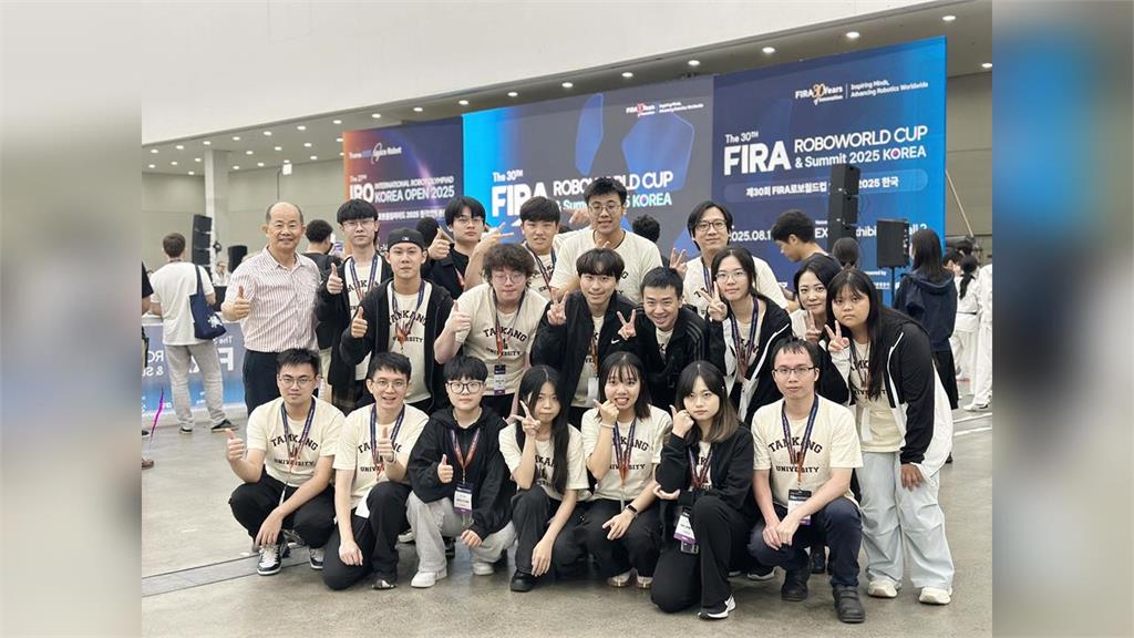 【淡江傳真】FIRA世界盃全能賽14度稱王 淡江小型人形機器人發威