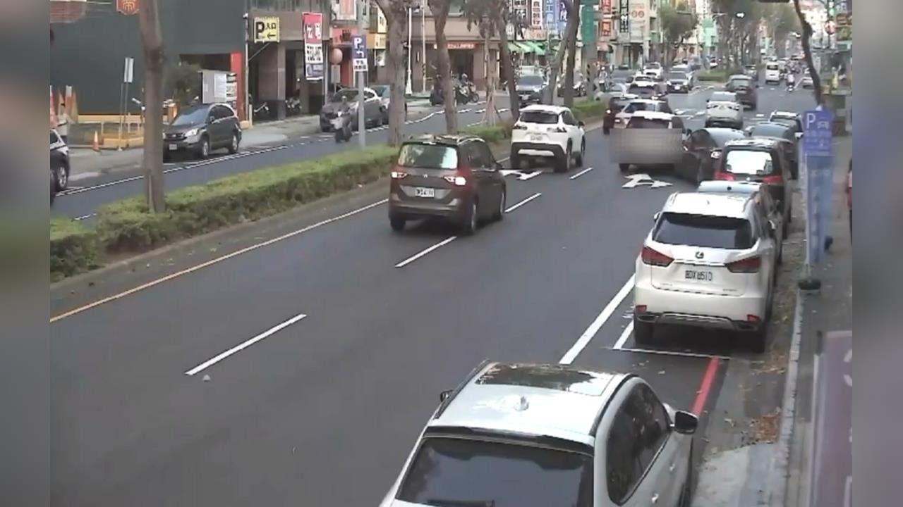 女子「無照」車禍找夫頂包！　民眾拍照成鐵證