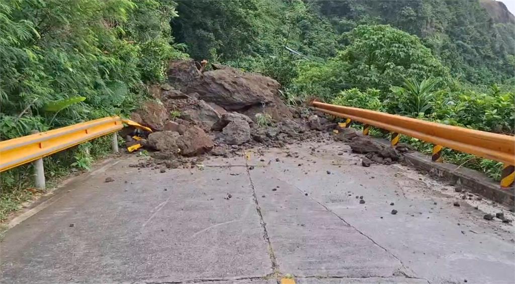 快新聞/低壓帶及西南風發威!強降雨釀土石流 綠島環島公路慘遭中斷