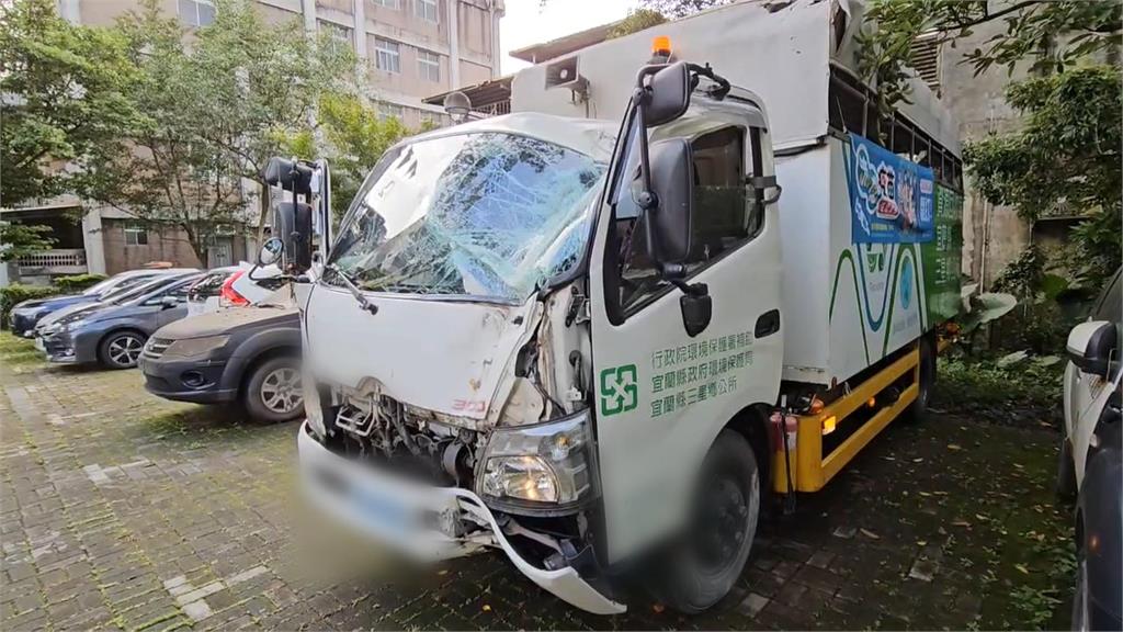 畫面曝光！宜蘭資收車撞電桿側翻墜田　2隊員受傷、駕駛不治