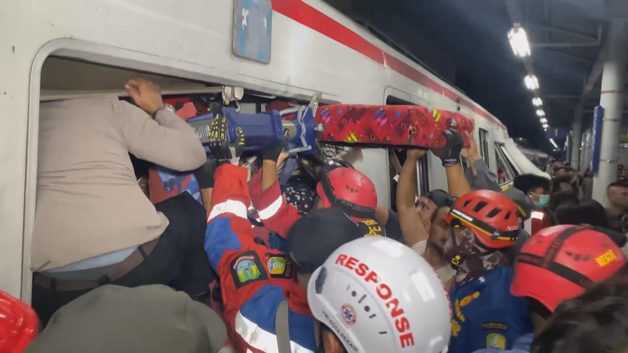 怵目驚心！　印尼火車對撞　車廂嚴重扭曲變形　至少4死