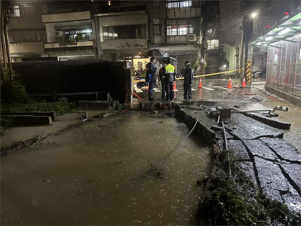 快新聞／汐止驚見圍牆倒塌　波及多台機車畫面曝光