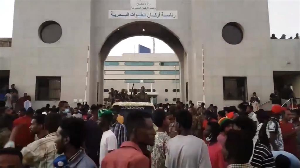 蘇丹民眾上街推翻萬年總統 與軍方對峙